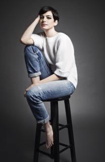 Anne Hathaway feet photo thumbnail