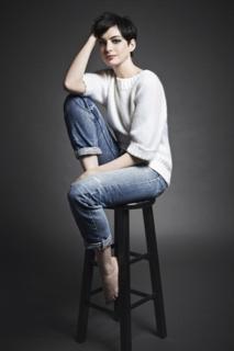 Anne Hathaway feet photo thumbnail