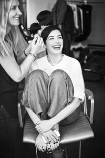 Anne Hathaway feet photo thumbnail