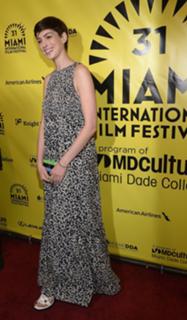 Anne Hathaway feet photo thumbnail