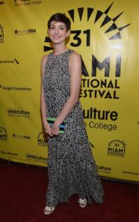 Anne Hathaway feet photo thumbnail
