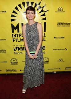 Anne Hathaway feet photo thumbnail