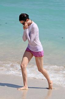 Anne Hathaway feet photo thumbnail