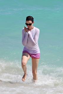 Anne Hathaway feet photo thumbnail