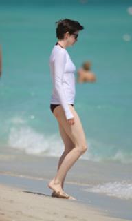Anne Hathaway feet photo thumbnail