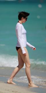 Anne Hathaway feet photo thumbnail