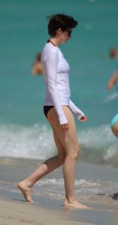 Anne Hathaway feet photo thumbnail