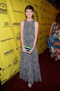 Anne Hathaway feet photo thumbnail