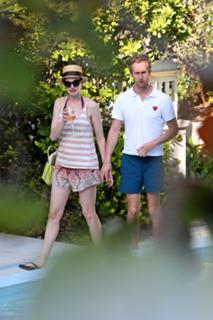 Anne Hathaway feet photo thumbnail
