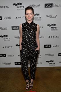 Anne Hathaway feet photo thumbnail