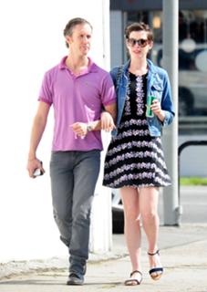 Anne Hathaway feet photo thumbnail