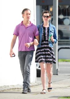 Anne Hathaway feet photo thumbnail