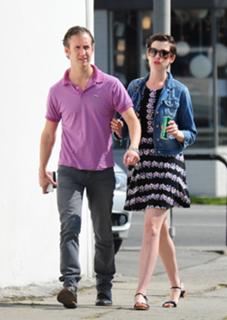 Anne Hathaway feet photo thumbnail