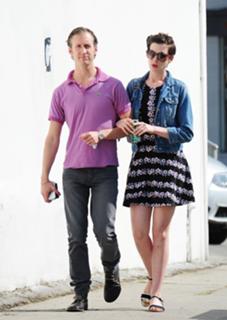 Anne Hathaway feet photo thumbnail