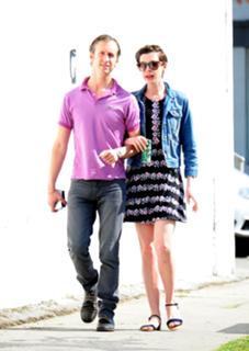 Anne Hathaway feet photo thumbnail