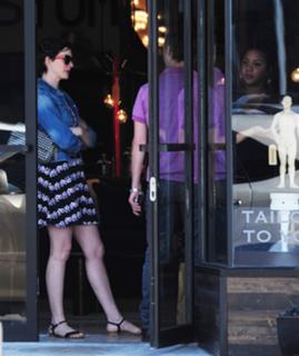Anne Hathaway feet photo thumbnail