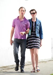 Anne Hathaway feet photo thumbnail