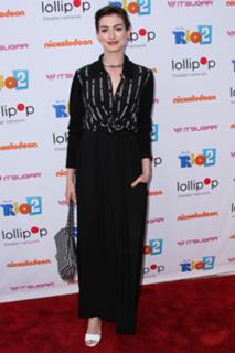 Anne Hathaway feet photo thumbnail