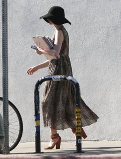 Anne Hathaway feet photo thumbnail
