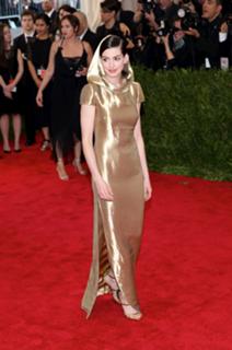 Anne Hathaway feet photo thumbnail