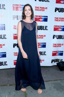 Anne Hathaway feet photo thumbnail