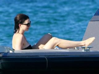 Anne Hathaway feet photo thumbnail