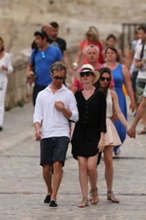Anne Hathaway feet photo thumbnail