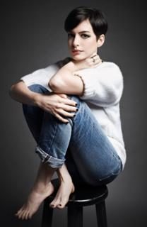Anne Hathaway feet photo thumbnail