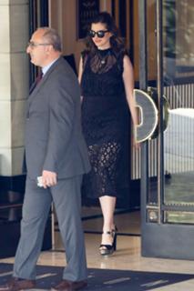 Anne Hathaway feet photo thumbnail