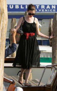 Anne Hathaway feet photo thumbnail