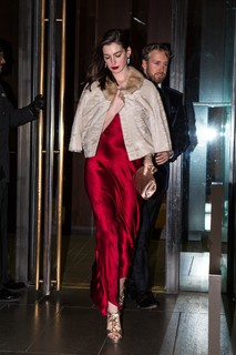 Anne Hathaway feet photo thumbnail