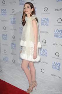 Anne Hathaway feet photo thumbnail