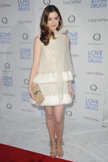 Anne Hathaway feet photo thumbnail