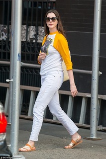 Anne Hathaway feet photo thumbnail