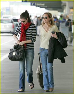 Anne Hathaway feet photo thumbnail