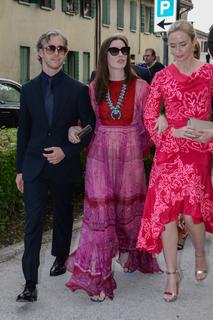 Anne Hathaway feet photo thumbnail
