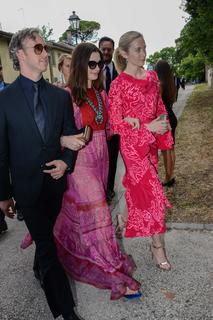 Anne Hathaway feet photo thumbnail