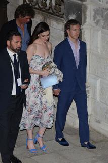 Anne Hathaway feet photo thumbnail