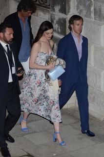 Anne Hathaway feet photo thumbnail