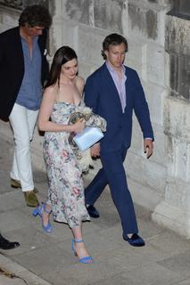 Anne Hathaway feet photo thumbnail