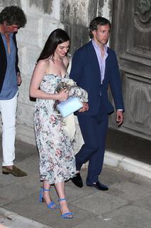 Anne Hathaway feet photo thumbnail