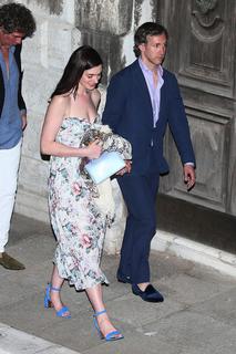 Anne Hathaway feet photo thumbnail