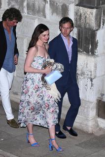 Anne Hathaway feet photo thumbnail