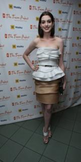 Anne Hathaway feet photo thumbnail