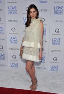 Anne Hathaway feet photo thumbnail