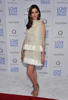 Anne Hathaway feet photo thumbnail