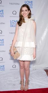 Anne Hathaway feet photo thumbnail