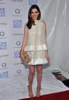 Anne Hathaway feet photo thumbnail