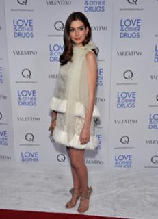 Anne Hathaway feet photo thumbnail
