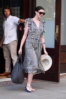 Anne Hathaway feet photo thumbnail